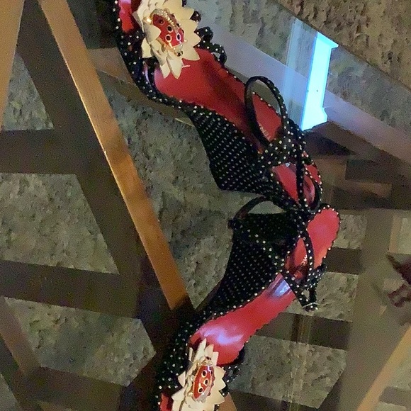 Retro wedge lady bug wedges - the flower is bent a little but still gorgeous - Picture 8 of 9